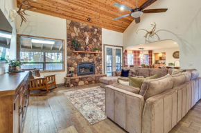 Beautiful Cabin with Deck Near Woodland Lake Park!